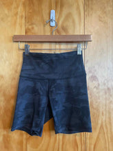 Load image into Gallery viewer, Size 2 Lululemon Black Women's Shorts
