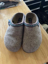 Load image into Gallery viewer, Women's Shoe Size 39 Haflinger Grey Clogs
