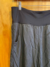Load image into Gallery viewer, Size 8 Lululemon Black Women's Pants
