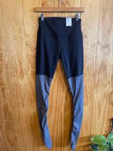 Load image into Gallery viewer, Size Medium Alo Black Women&#39;s Leggings
