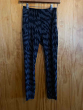 Load image into Gallery viewer, Size 4 Lululemon Black Women's Leggings

