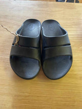Load image into Gallery viewer, 9 Oofos Men's Sandals
