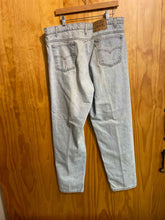 Load image into Gallery viewer, Size 40x32 Levi Men&#39;s Jeans
