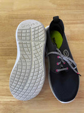 Load image into Gallery viewer, Shoe Size 9 Oofos Black Shoes
