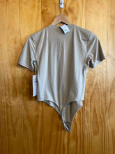 Load image into Gallery viewer, Size Large Lululemon Tan Women&#39;s Short Sleeve Shirt
