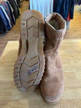 Load image into Gallery viewer, Shoe Size 9 Explorer's Brown Boots
