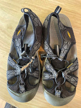 Load image into Gallery viewer, Shoe Size 40 Keen Sandals
