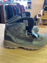 Load image into Gallery viewer, Shoe Size 10 Columbia Green Boots
