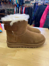 Load image into Gallery viewer, Shoe Size 5 UGG Brown Boots
