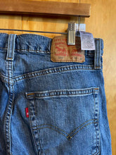 Load image into Gallery viewer, Size 32X32 Levi Strauss &amp; Co. Men's Jeans
