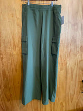 Load image into Gallery viewer, Size M Beyond Green Women&#39;s Pants
