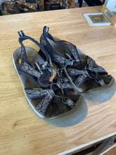 Load image into Gallery viewer, Shoe Size 40 Keen Sandals
