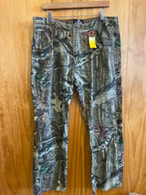 Load image into Gallery viewer, Size 38 Mossy Oak Men's Pants
