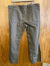 Load image into Gallery viewer, Size 42x32 Guide Series Men's Pants
