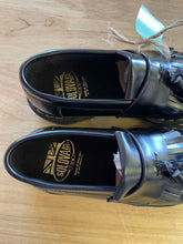 Load image into Gallery viewer, Shoe Size 4 Solovair Black Shoes

