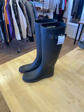 Load image into Gallery viewer, Shoe Size 9 Hunter Black Boots
