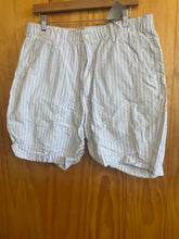 Load image into Gallery viewer, Size Large Levi's Men's Shorts
