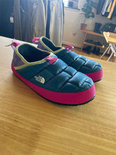 Load image into Gallery viewer, Women's Shoe Size 6 The North Face Blue Boots
