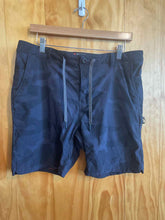 Load image into Gallery viewer, Size 34 686 Men&#39;s Shorts
