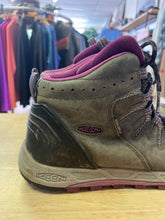 Load image into Gallery viewer, Shoe Size 7 Keen Grey Hiking Boots
