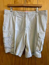 Load image into Gallery viewer, Size 40 IZOD Men's Shorts
