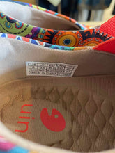 Load image into Gallery viewer, Women&#39;s Shoe Size 6 UIN Multi-Color Shoes
