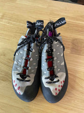 Load image into Gallery viewer, La Sportiva 7.5 Climbing
