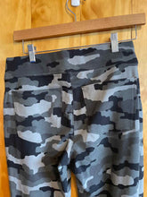Load image into Gallery viewer, Size S Duluth Trading Camo Women&#39;s Leggings
