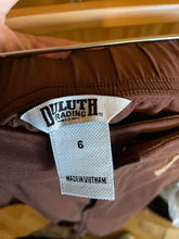 Load image into Gallery viewer, Size 6 Duluth Trading Brown Women's Capris
