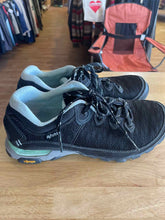 Load image into Gallery viewer, Women&#39;s Shoe Size 8 Ahnu Black Shoes
