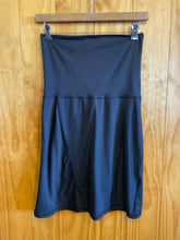 Load image into Gallery viewer, Size M The North Face Black Skirt
