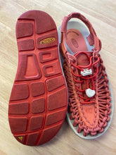 Load image into Gallery viewer, Shoe Size 7 Keen Coral Sandals

