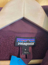 Load image into Gallery viewer, Size M Patagonia Magenta Women&#39;s Fleece Sweatshirt

