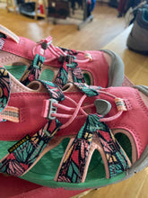 Load image into Gallery viewer, Youth Keen Sandals
