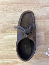 Load image into Gallery viewer, Shoe Size 7.5 Clarks Casual Shoes
