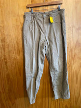 Load image into Gallery viewer, Size 32 Duluth Trading Men's Pants
