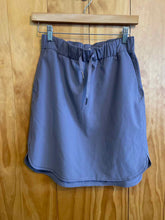 Load image into Gallery viewer, Size 6 Lululemon Purple Skirt
