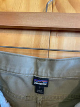 Load image into Gallery viewer, Size 2 Patagonia Green Women&#39;s Pants

