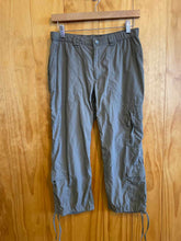 Load image into Gallery viewer, Size 6 The North Face Olive Women's Capris
