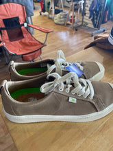 Load image into Gallery viewer, Shoe Size 10 Cariuma Casual Shoes
