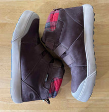Load image into Gallery viewer, Shoe Size 9.5 Keen Brown Shoes

