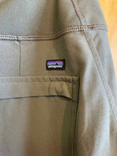 Load image into Gallery viewer, Size M Patagonia Green Women's Sweatpants
