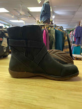 Load image into Gallery viewer, Shoe Size 7 Chaco Boots
