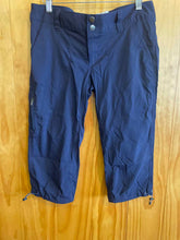 Load image into Gallery viewer, Size 6 Columbia Navy Women's Capris
