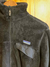 Load image into Gallery viewer, Size Medium Patagonia Black Women&#39;s Fleece Sweatshirt
