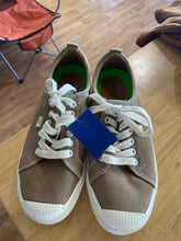 Load image into Gallery viewer, Shoe Size 10 Cariuma Casual Shoes
