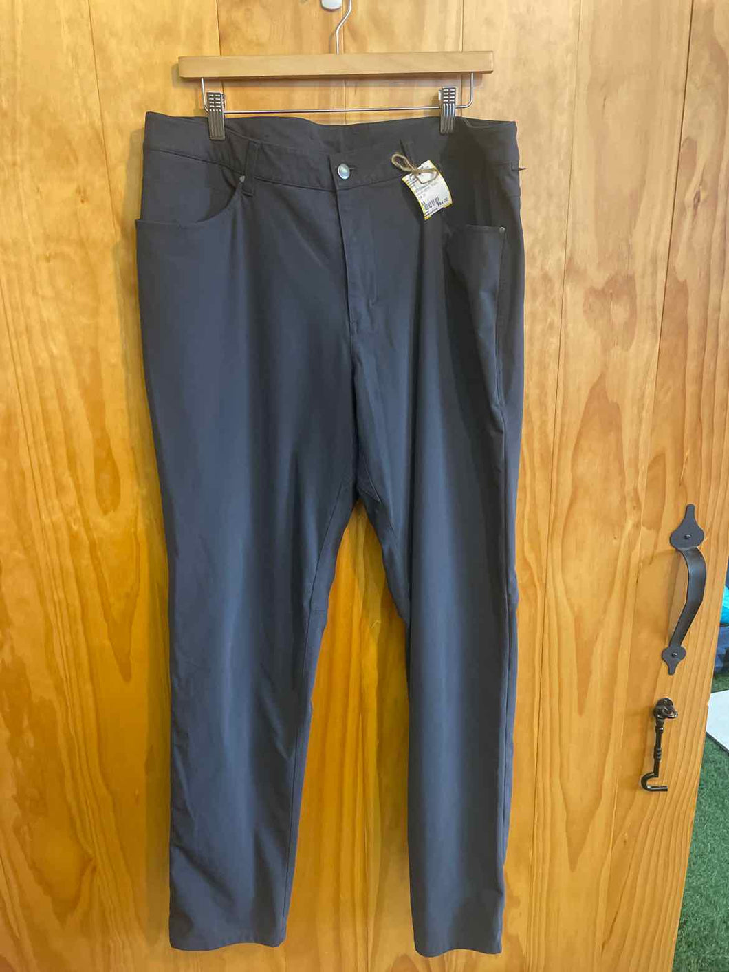 Size 38 Lululemon Men's Pants
