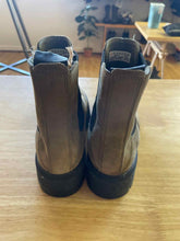 Load image into Gallery viewer, Women's Shoe Size 7.5 Timberland Brown Boots
