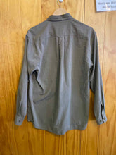 Load image into Gallery viewer, Size M Travel Smith Men's Long Sleeve Shirt
