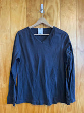 Load image into Gallery viewer, Size M Duluth Trading Black Women's Long Sleeve Shirt
